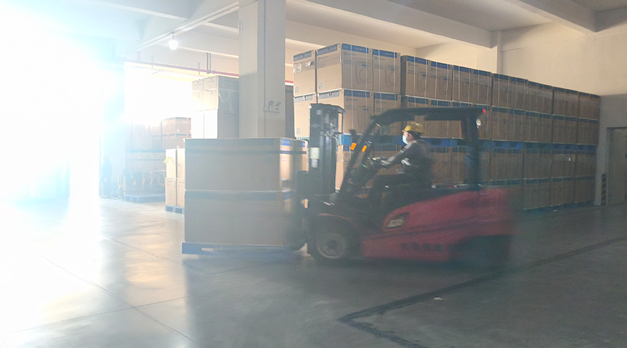 倉庫繁忙，每日多條柜滾筒干衣機發往全球